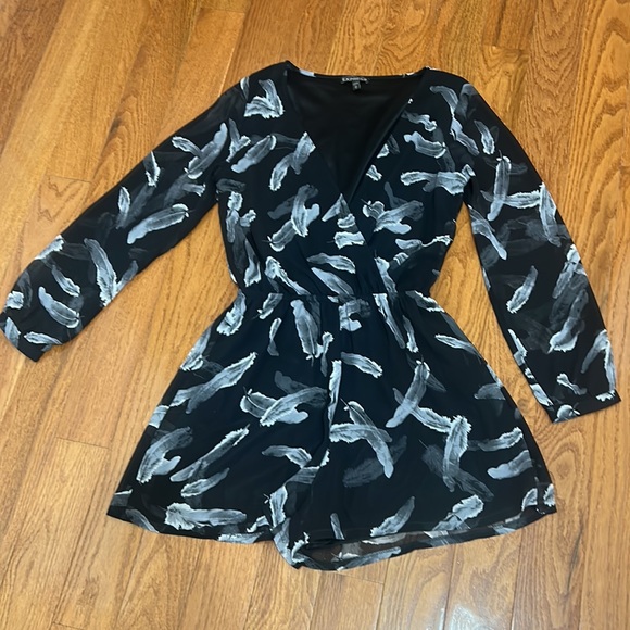 EXPRESS FEATHER PRINT BLACK GRAY LONG SLEEVES V NECK CHIFFON ROMPER SIZE XS - Picture 5 of 7